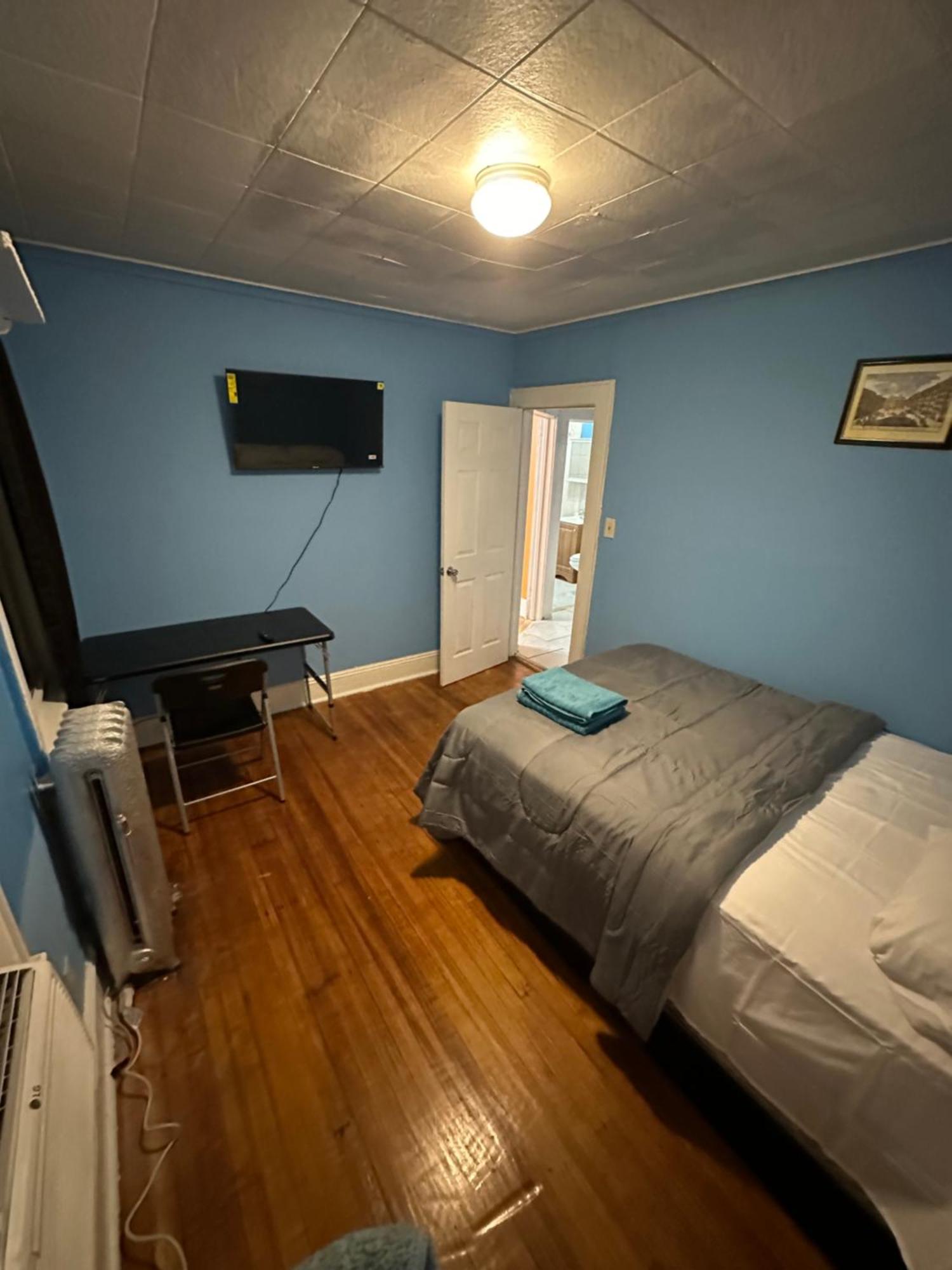 Fidelia Emerald Queen Bed Within Minutes Of Newark Liberty International Airport And Newark Penn Station