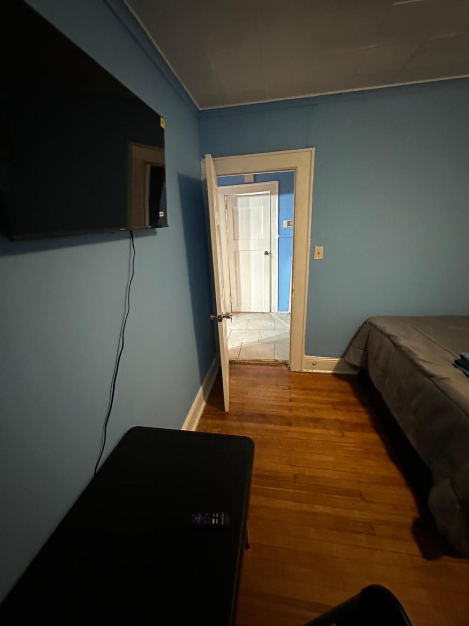 Fidelia Emerald Queen Bed Within Minutes Of Newark Liberty International Airport And Newark Penn Station Séjour chez l'habitant
